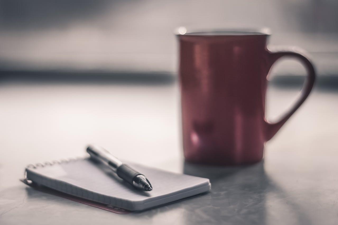 Блокнот с планами на рабочем столе